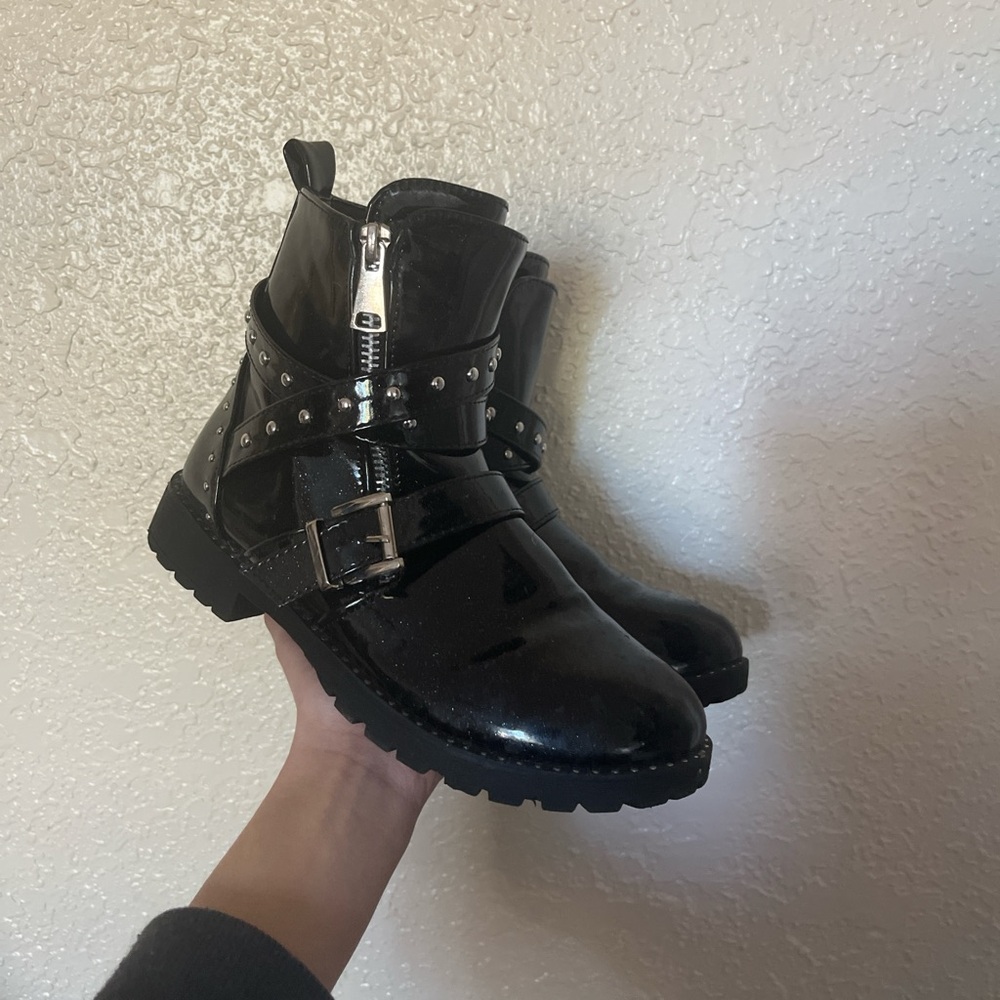 Black boots kids size 3  barley used brand is TAHARI it’s like new